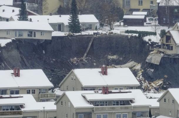 Hundreds evacuated, up to 20 missing after Norway landslide