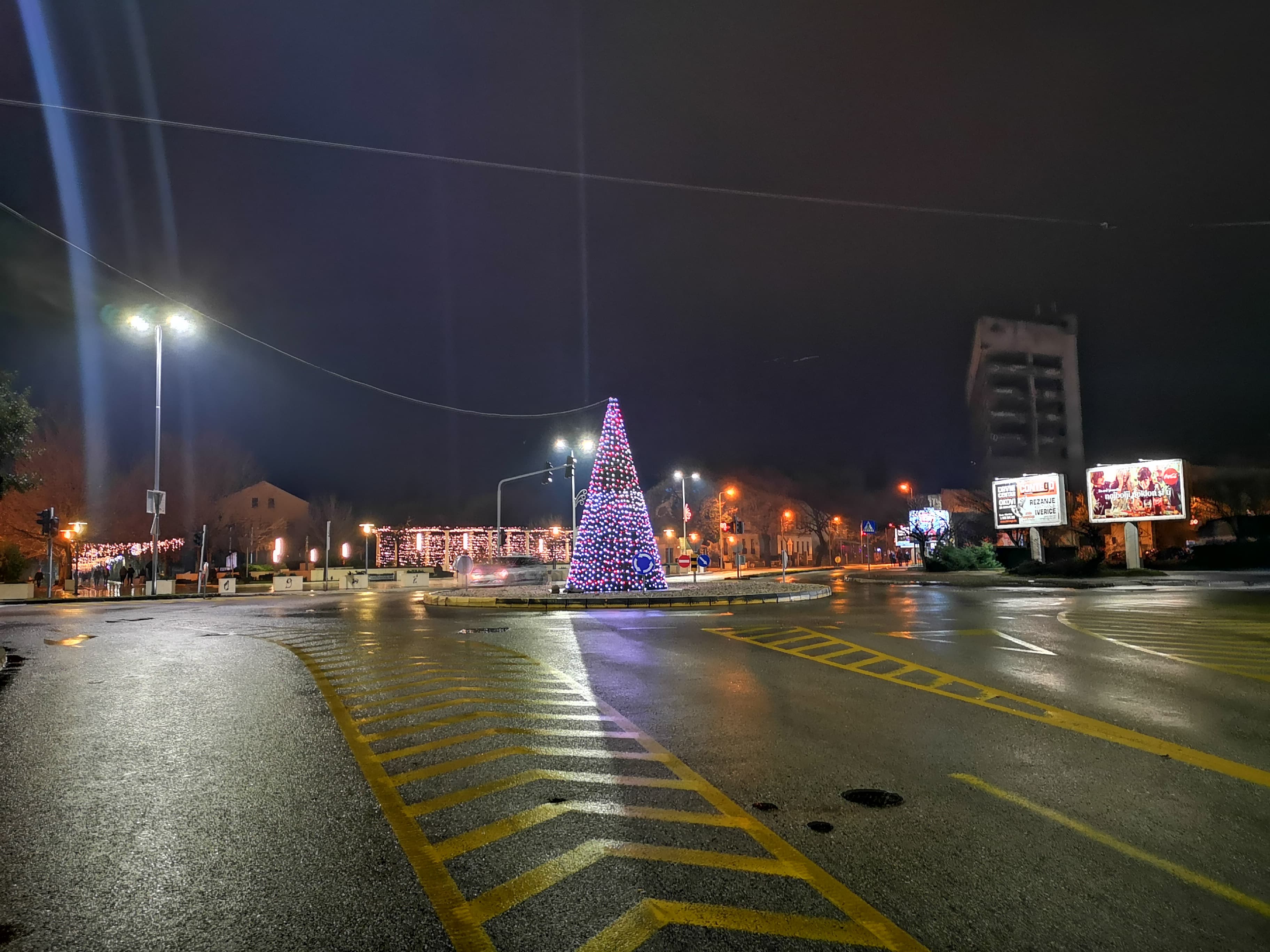 U Mostaru samo ukrašene ulice i trgovi odaju dojam da su praznici