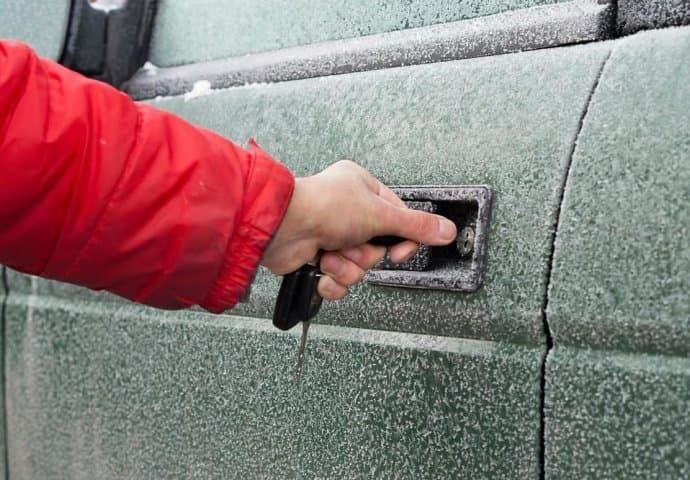 Stručnjaci otkrili: Zagrijavanje automobila zimi prije nego sjednete u njega jako je loše