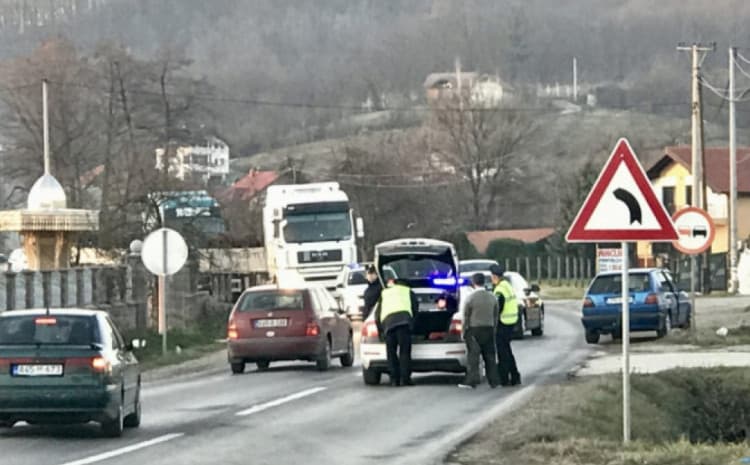 Planuo Opel, vlasnik zadobio povrede prilikom pokušaja gašenja
