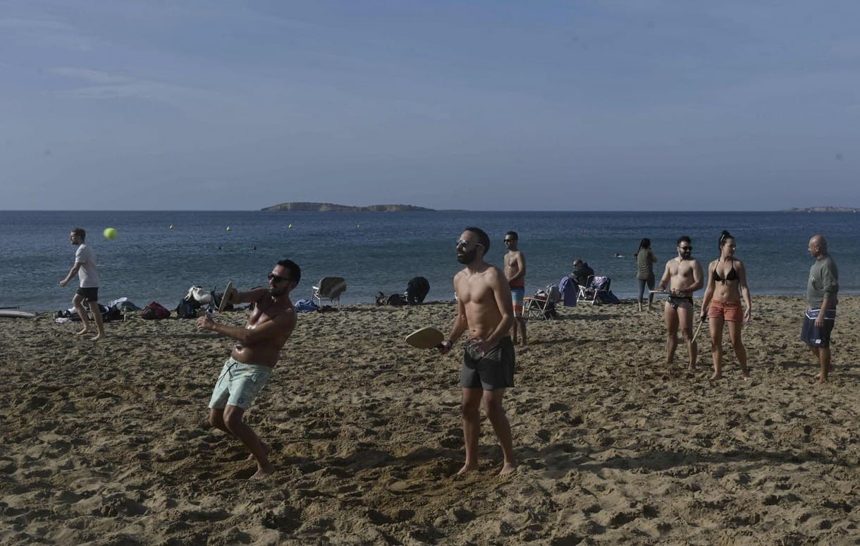 Policijske patrole zaputile su se na plaže kako bi motrili gužvu - Avaz