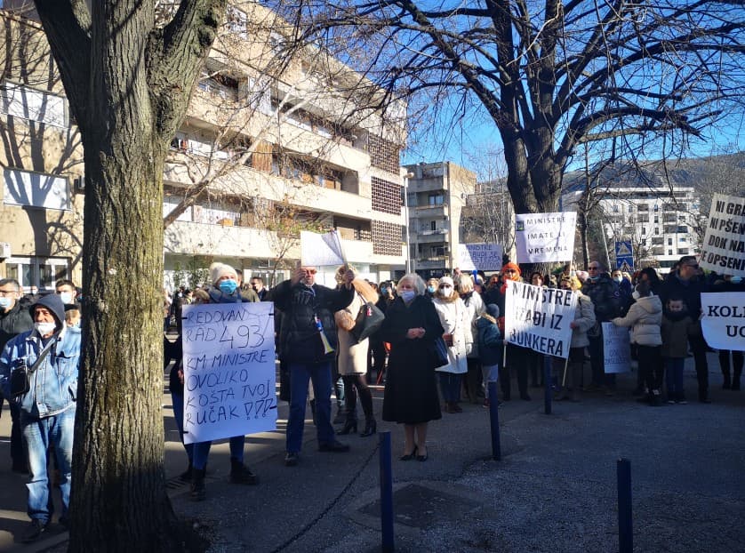 Zdravstveni radnici HNK ponovo izašli na ulice