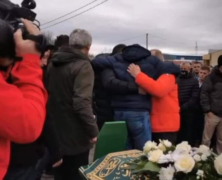 Scena od koje se ledi krv u žilama: Trojica očeva zagrljeni na posljednjem ispraćaju poginulih sinova