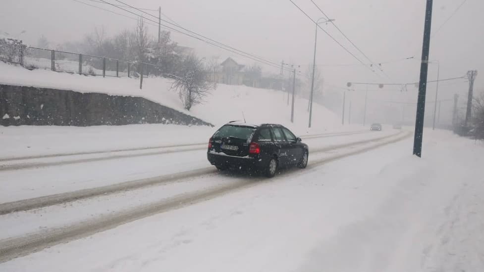 Snijeg, odroni i magla stvaraju probleme: Ovo su danas najopasniji putni pravci