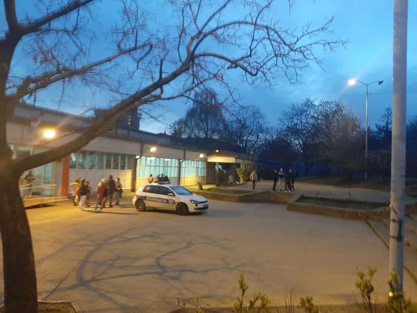 Užas na Voždovcu: Pucao na đake dok su imali čas fizičkog, pogođen dječak