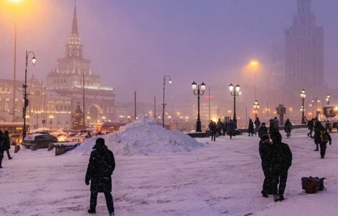 Rekordne količine snijega pale na Moskvu, u gradu je haos