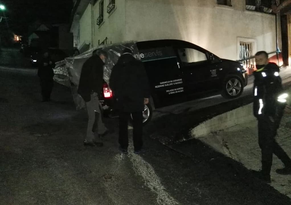 Detalji stravične nesreće na Vratniku: Mladić pokušao iskočiti iz vozila, ono ga priklještilo uz zid