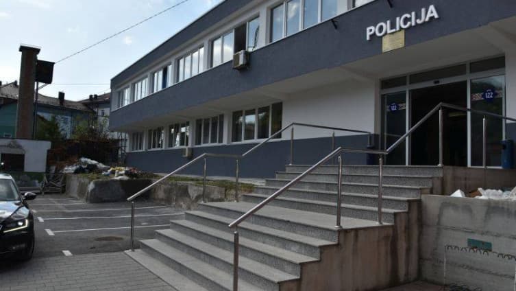 Otkrivamo identitet uhapšenog policajca: Koga je zvao u Vladi TK