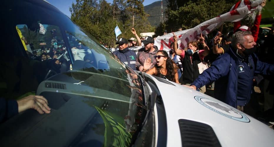 Protesters in Argentina attack bus carrying president