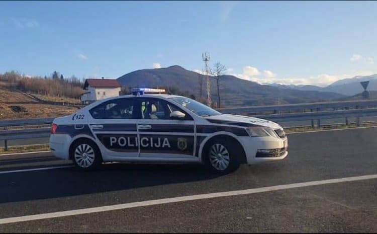 Nesreća na autoputu kod Visokog: U sudaru dva vozila povrijeđena jedna osoba