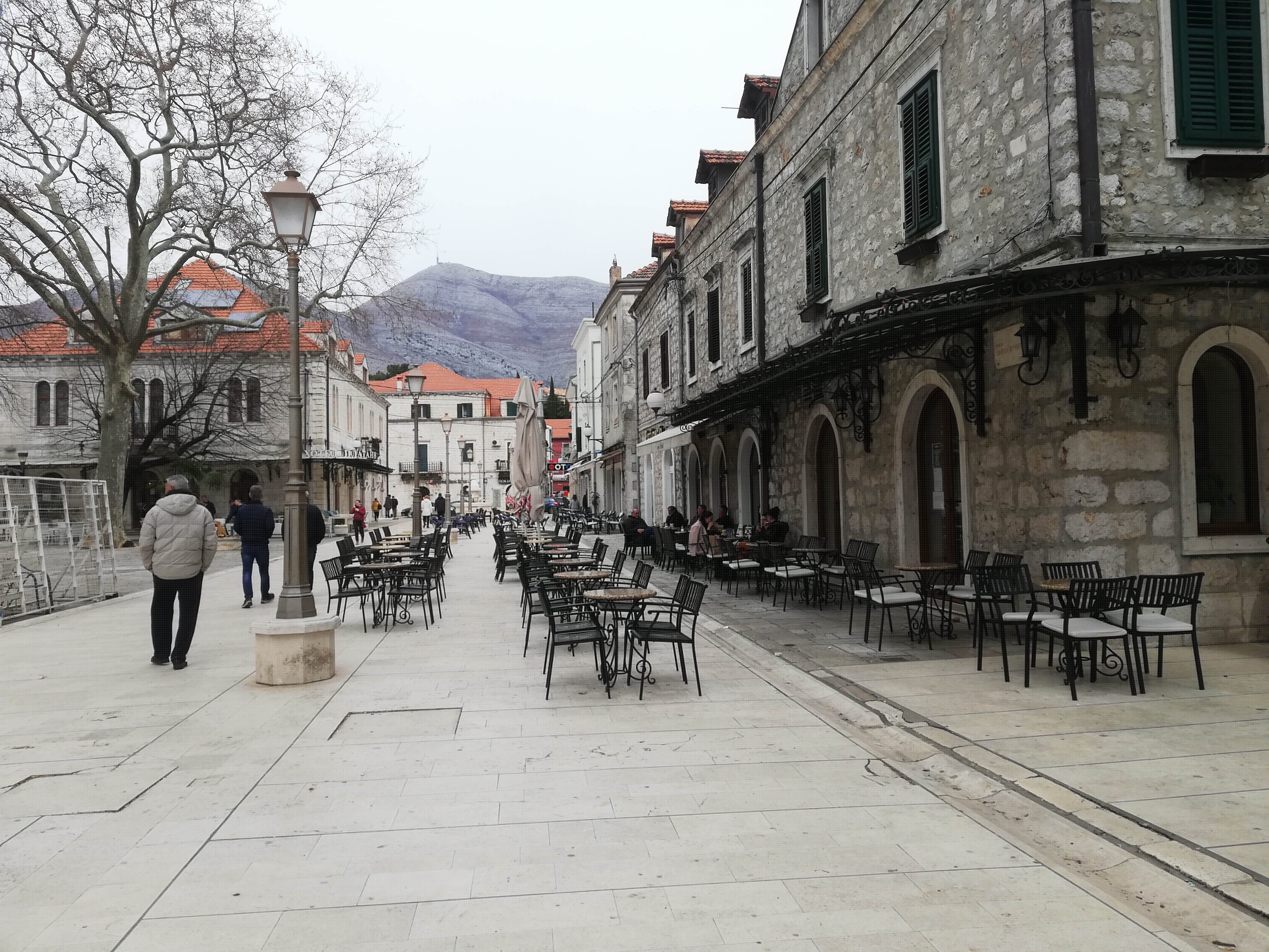 U narednih sedam dana u RS nastava na daljinu, zatvoreni kafići, tržni centri, ustanove kulture...