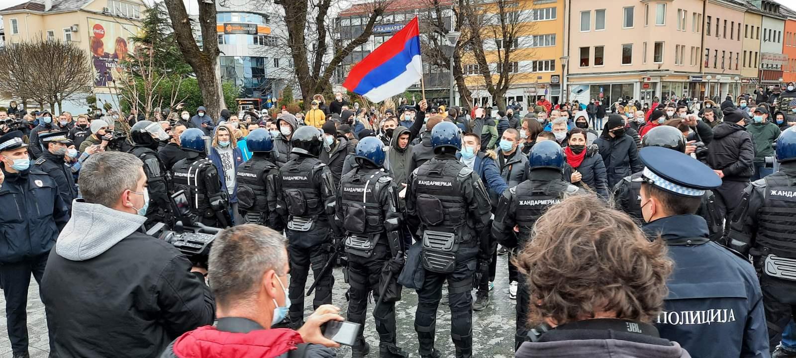 Policija rastjeruje ugostitelje u Banjoj Luci, oni skandiraju: "Lopovi, lopovi!"