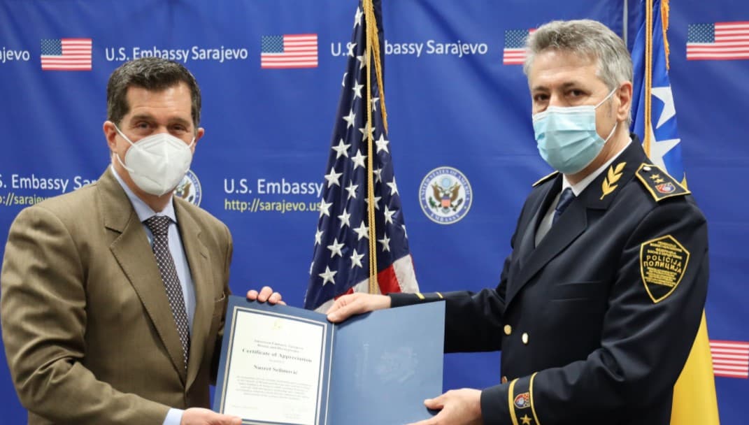 Ambasador Nelson uručio Zahvalnicu komesaru sarajevske policije Nusretu Selimoviću