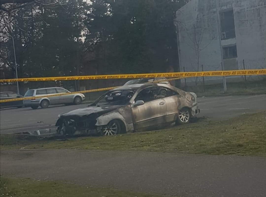 U Bijeljini namjerno zapaljena dva Mercedesa