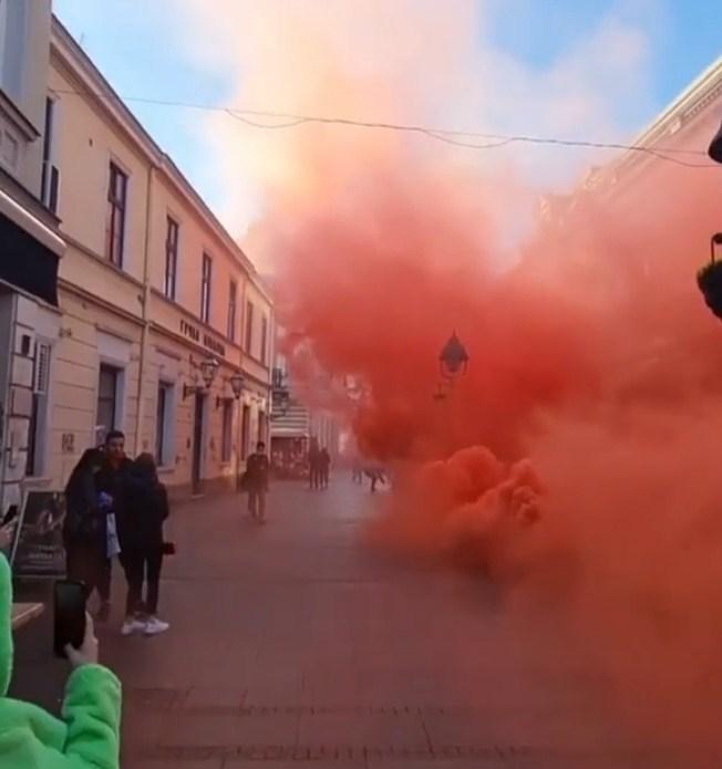 Protesti u centru Beograda: Demonstranti se okupili ispred crnogorske ambasade