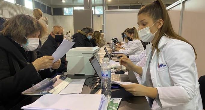 Srbija je jučer vakcinisala 75.000 ljudi, u Hrvatskoj dvije doze primilo 102 hiljade