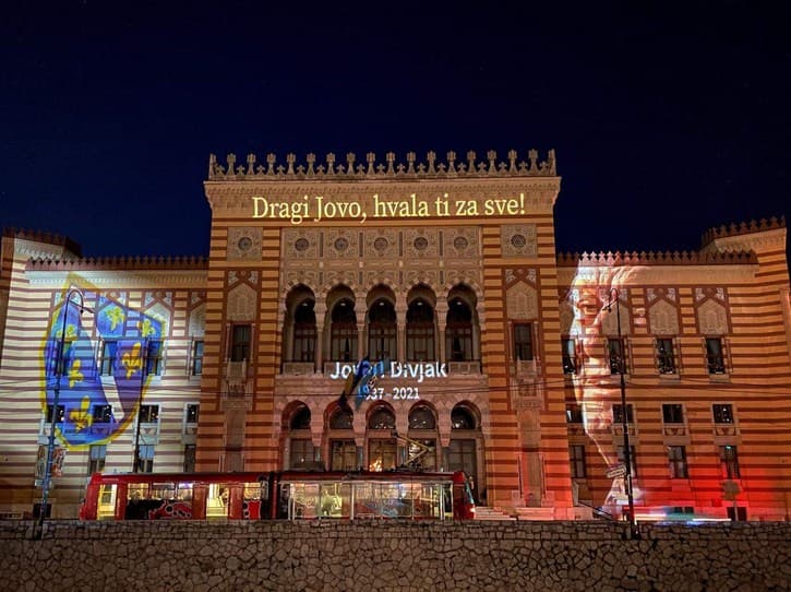 Sarajevo odaje počast Divjaku: Na Vijećnici oslikan lik generala uz natpis "Hvala ti za sve"