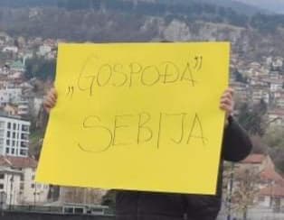 Transparent s današnjih protesta sve govori: "Gospođa" Sebija