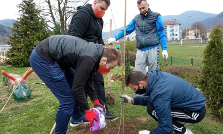 Mladi Goražda obogatili dječiji park "Plavi cvijet" novim sadnicama