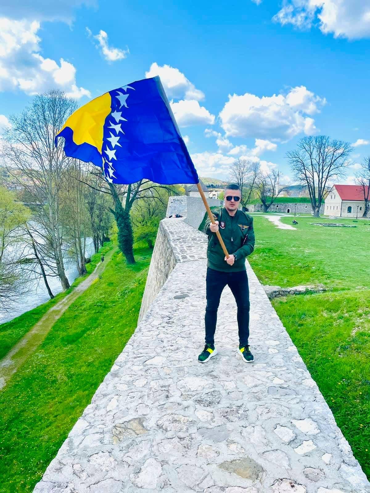 Mijatović: Ovo je zastava mira, pod vašim je poginulo više od 100.000 građana