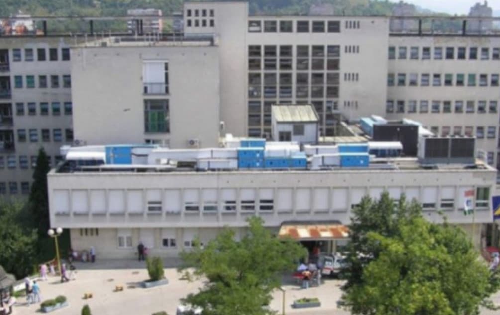 Motociklom se zabili u stub ulične rasvjete u Tuzli: Povrijeđene dvije osobe