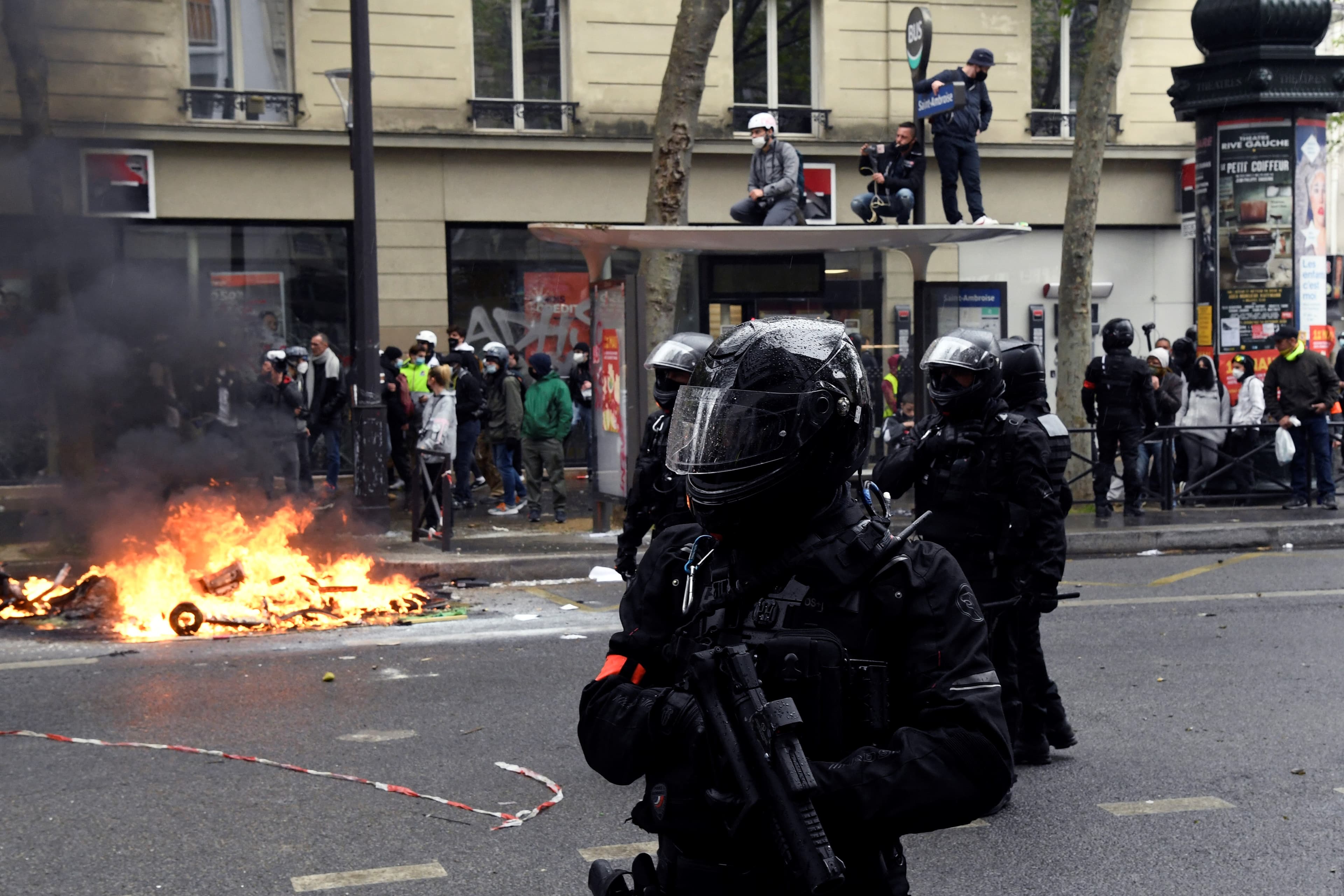 Haos tokom policijskog sata u Parizu, tučnjava policija i demonstranata