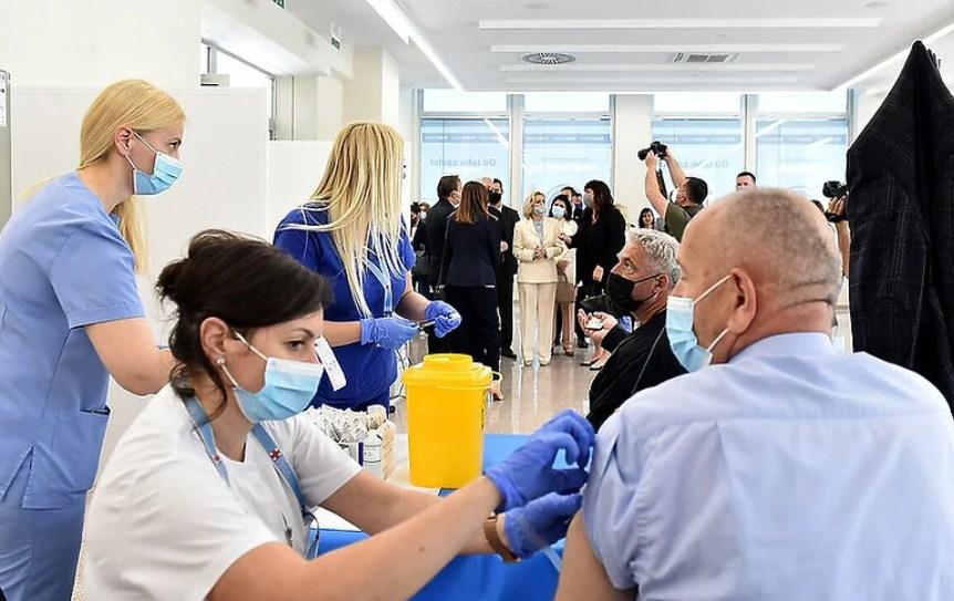 Prvog dana masovne imunizacije vakcinisano skoro 10.000 građana