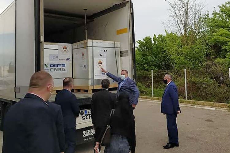 Dodik dočekao prvi kontingent od 80.000 vakcina "Sinofarm"