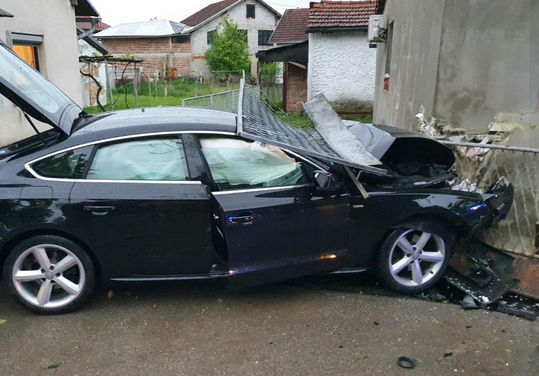 Automobilom se zabio u kuću, vozač teško povrijeđen