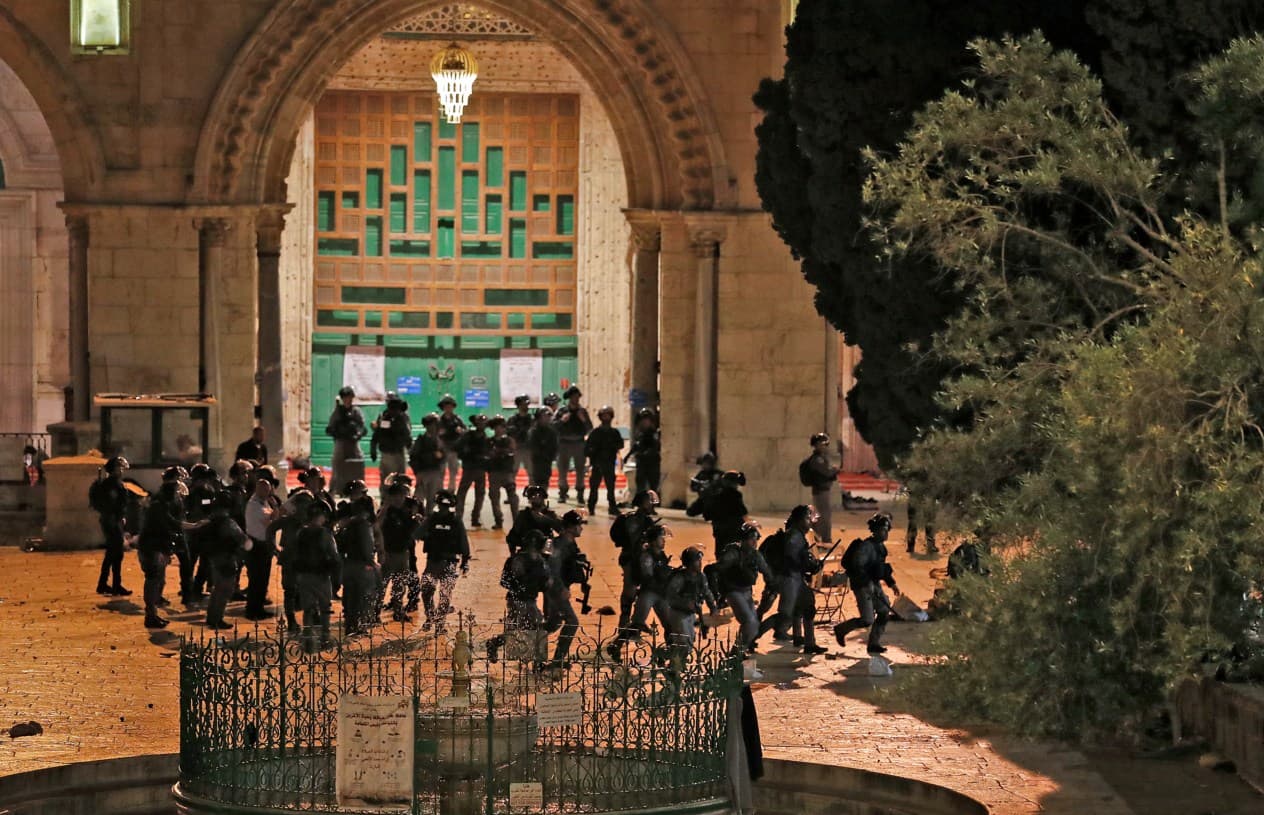 Nakon izraelskih napada: Hiljade Palestinaca na jutarnjoj molitvi u haremu Al-Akse