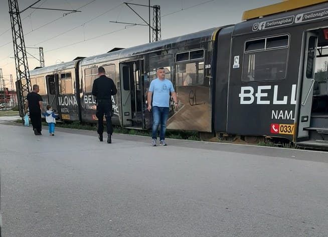 Na licu mjesta: Migrant na Ilidži skočio na vozača tramvaja i počeo ga udarati