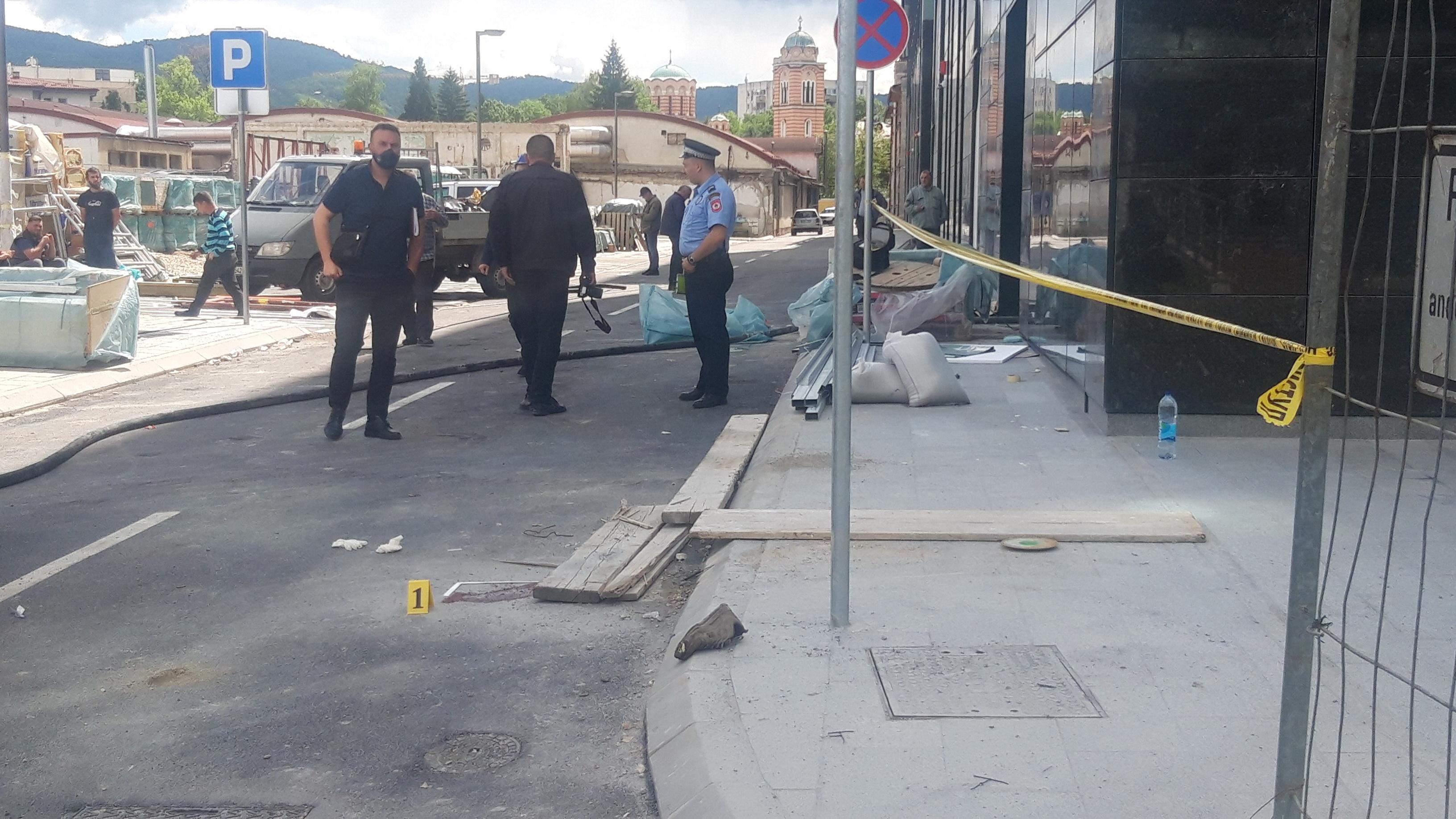 Radnik teško povrijeđen nakon što je pao sa zgrade