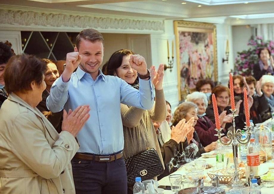 Draško Stanivuković s korisnicima javne kuhinje proslavio rođendan