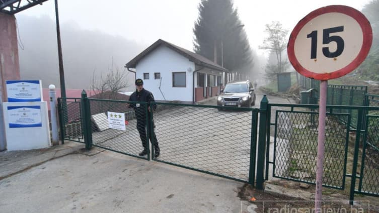 Požar u migrantskom kampu Ušivak u Hadžićima: Planuo hangar sa 21 kontejnerom