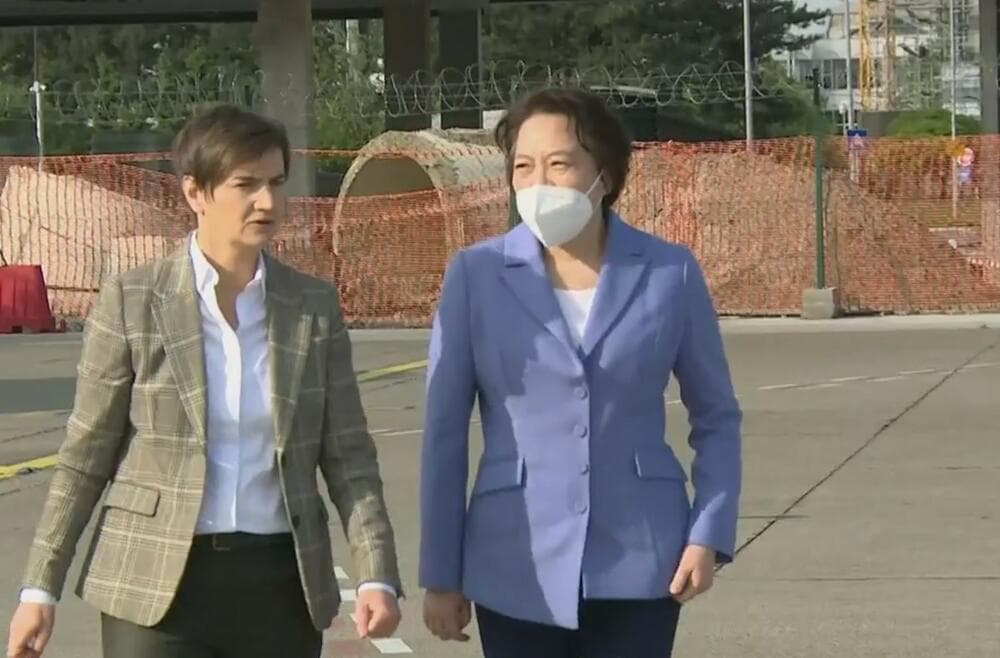 Brnabić dočekala novi kontingent vakcina: Stiglo još 500.000 doza iz Kine