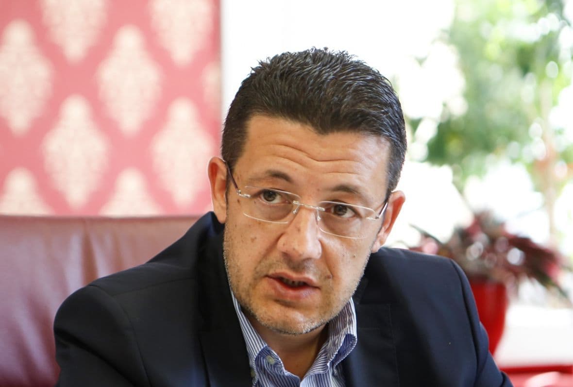 Migrant oštetio službeno vozilo ministra Čampare
