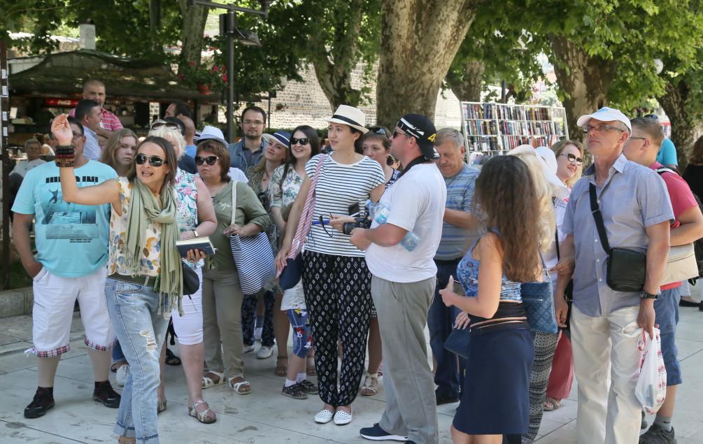 Popuštene mjere u Republici Srpskoj: Dozvoljen veći broj ljudi na skupovima