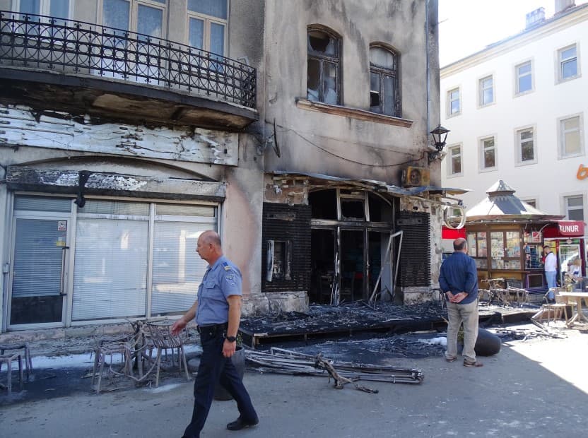 Šta je prethodilo paljenju kafića u Mostaru: Policiji prijavljeno i aktiviranje bombe