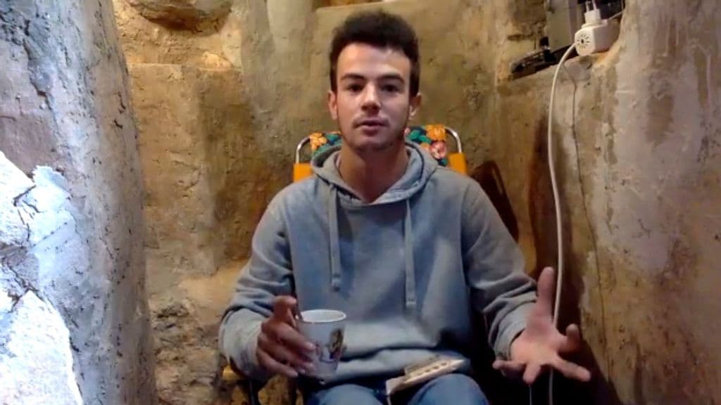 Zbog svađe sa roditeljima iskopao u dvorištu rupu da u njoj živi