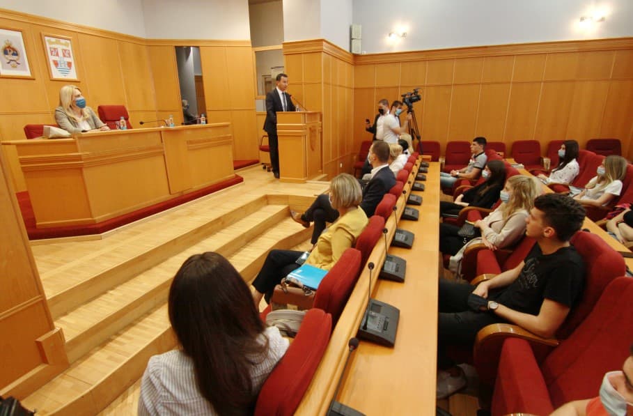 Željka Cvijanović ponovo u školskoj klupi u Trebinju: Prioritet uspostavljanje poljoprivrednog fakulteta