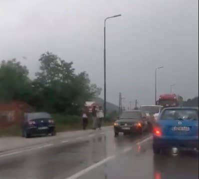 Zbog lančanog sudara na cesti između Vogošće i Semizovca stvorila se velika gužva