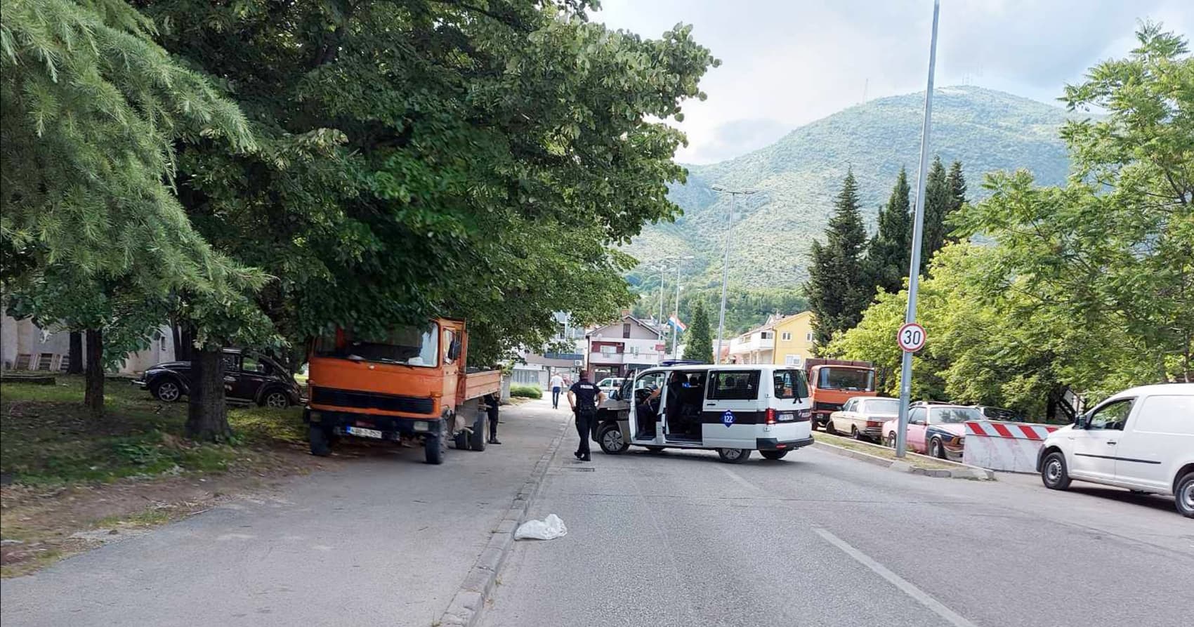 Mostarski policajci češljaju grad: Revolveraši su pobjegli u crvenoj Škodi