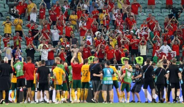 Korona i njeno ludilo: Danski navijači mogu u Amsterdam, velški ne