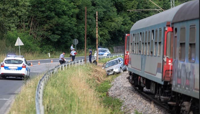 Pružni prijelaz: Voz naletio na automobil kod Prijedora, ima povrijeđenih
