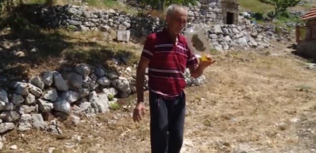 Drago u krš po zmije ide bos: Najljepša para je tu, jedan komad 50 eura