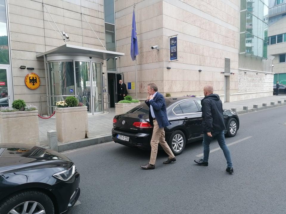 Nakon pojedinačnih razgovora sa liderima SDA i HDZ-a: Počeo zajednički sastanak Palmera, Izetbegovića i Čovića