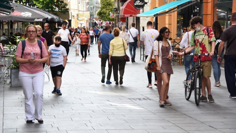 U Bosni i Hercegovini sunčano vrijeme, poslijepodne i u večernjim satima mogući pljuskovi i grmljavina