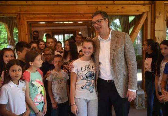 Vučić ugostio "srpsku djecu" iz FBiH i Hrvatske: Poštujete svoje komšije i volite se međusobno