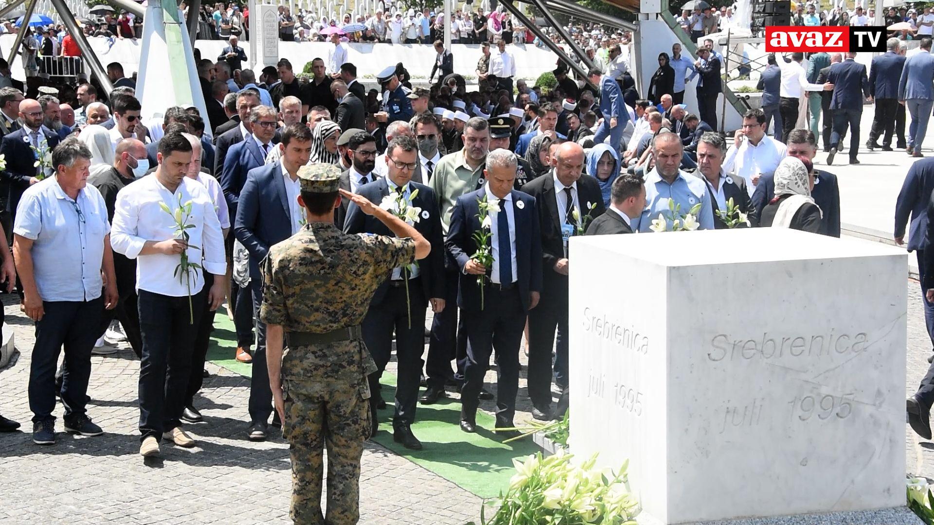 Delegacije položile cvijeće na Memorijalni kamen u Potočarima: Odata počast ubijenim Srebreničanima