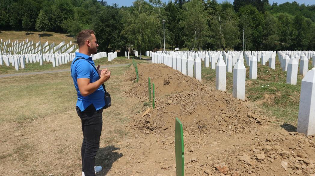Dan nakon kolektivne dženaze u Potočarima: Mir, tuga, bol i 19 suzama natopljenih humki
